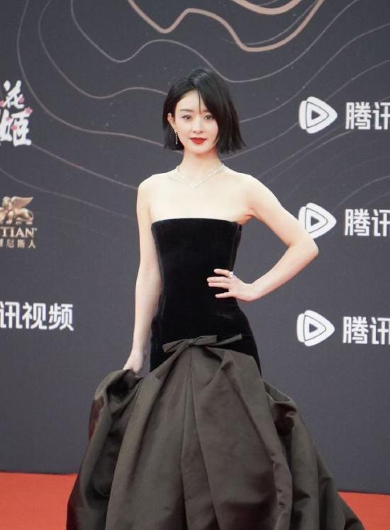 服唐嫣高定黑裙却被压轴的赵丽颖抢镜j9九游会登录澳门这天：张萌开胸礼