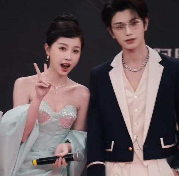 服唐嫣高定黑裙却被压轴的赵丽颖抢镜j9九游会登录澳门这天：张萌开胸礼(图8)