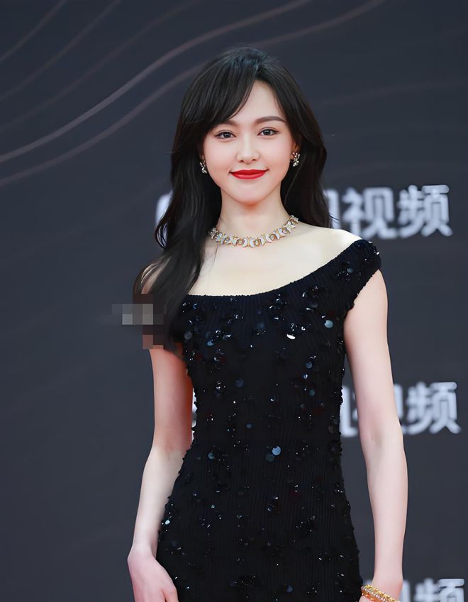 服唐嫣高定黑裙却被压轴的赵丽颖抢镜j9九游会登录澳门这天：张萌开胸礼(图16)