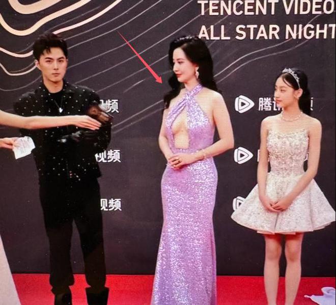服唐嫣高定黑裙却被压轴的赵丽颖抢镜j9九游会登录澳门这天：张萌开胸礼(图23)