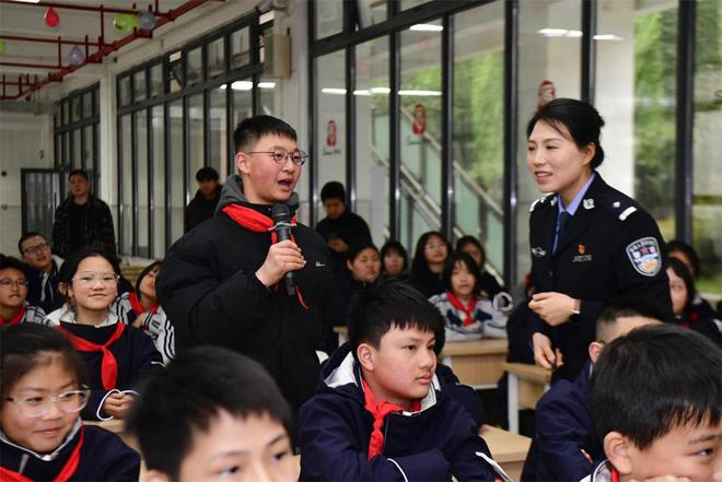 课堂”普法进校园以“小”课堂解锁“大”安全j9九游真人游戏第一品牌江北公安“江小警云(图3)