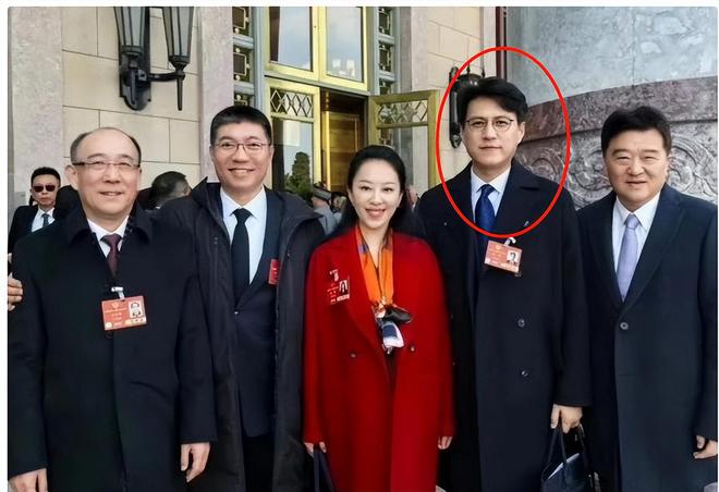 两会就又获“新身份”网友：当仁不让j9国际厉害！48岁靳东刚参加完
