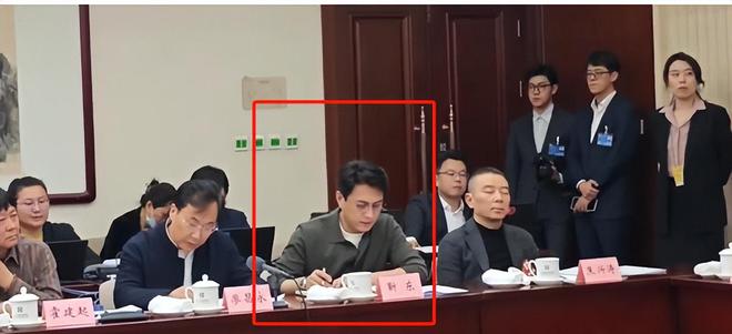 两会就又获“新身份”网友：当仁不让j9国际厉害！48岁靳东刚参加完(图5)