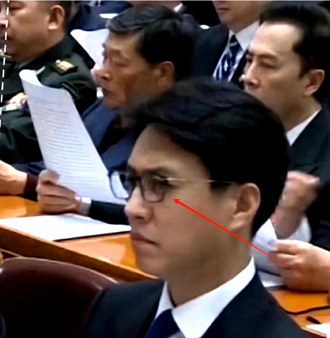 两会就又获“新身份”网友：当仁不让j9国际厉害！48岁靳东刚参加完(图7)