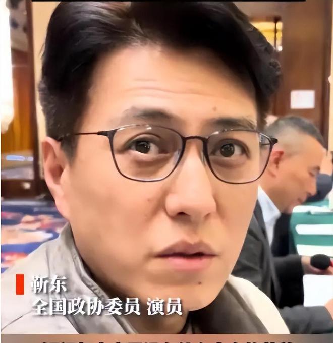 两会就又获“新身份”网友：当仁不让j9国际厉害！48岁靳东刚参加完(图11)