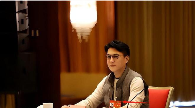 两会就又获“新身份”网友：当仁不让j9国际厉害！48岁靳东刚参加完(图16)