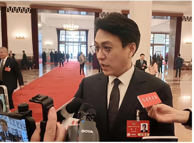 两会就又获“新身份”网友：当仁不让j9国际厉害！48岁靳东刚参加完(图20)