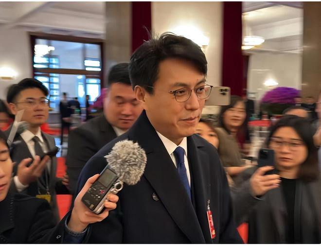 两会就又获“新身份”网友：当仁不让j9国际厉害！48岁靳东刚参加完(图24)
