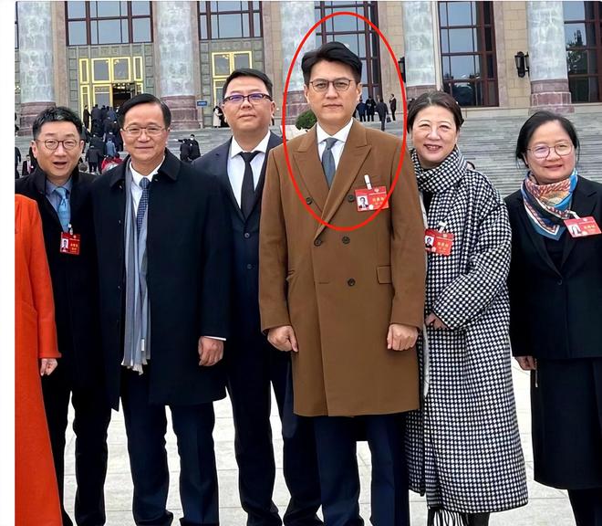 两会就又获“新身份”网友：当仁不让j9国际厉害！48岁靳东刚参加完(图29)